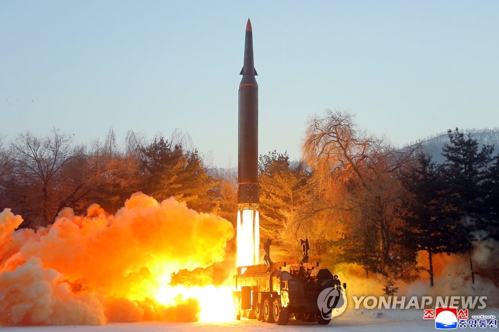 朝中社1月6日报道称，国防科学院5日试射高超音速导弹。 韩联社/朝中社（图片仅限韩国国内使用，严禁转载复制）