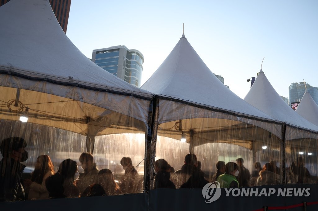 资料图片：1月6日上午，在首尔站，市民排队等候核酸采样。 韩联社