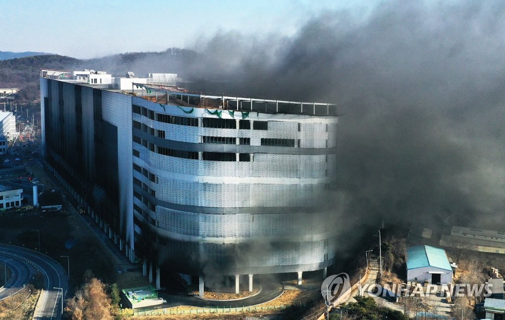 1月6日，在京畿道平泽市的一处新楼建筑工地发生火灾。 韩联社