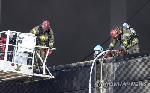 1月6日，在京畿道平泽市的一处新楼建筑工地发生火灾。 韩联社