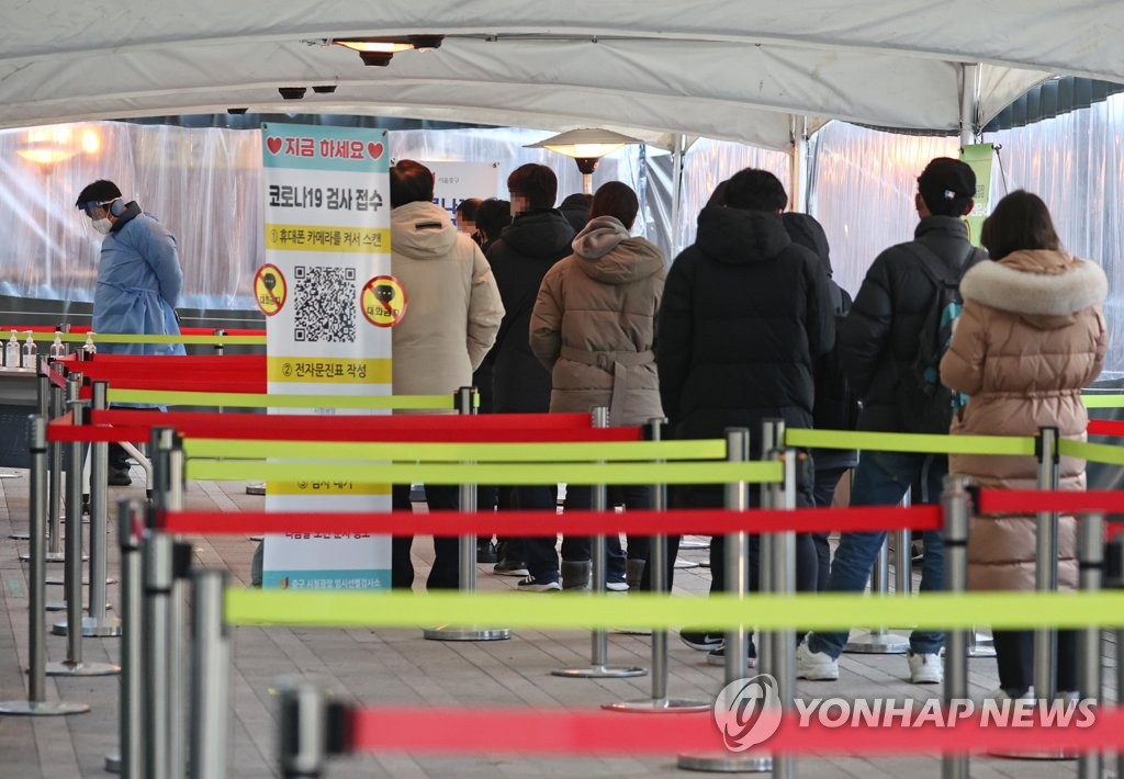 资料图片：1月7日上午，首尔市政厅前的首尔广场，市民排队等候核酸检测采样。 韩联社