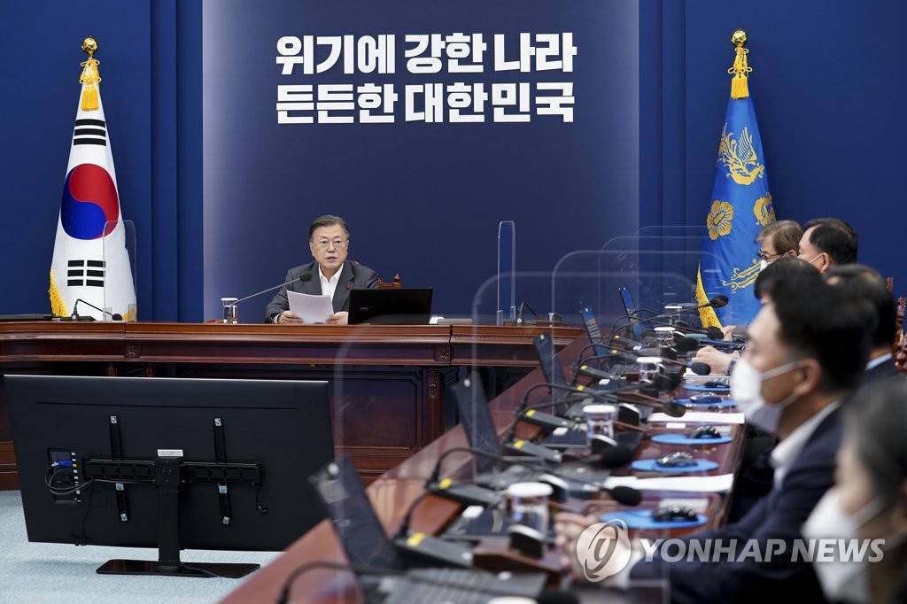 1月10日，在青瓦台，文在寅主持首席秘书和辅佐官会议。 韩联社