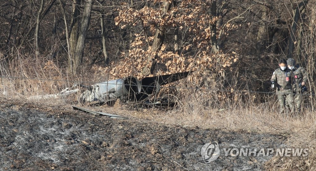 1月11日，韩国空军一架F-5E战机在京畿道华城市的一座荒山坠毁。图为事故现场。 韩联社