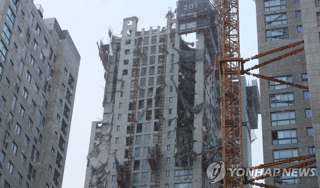 韩光州一在建高楼外墙坍塌 3人获救6人失联