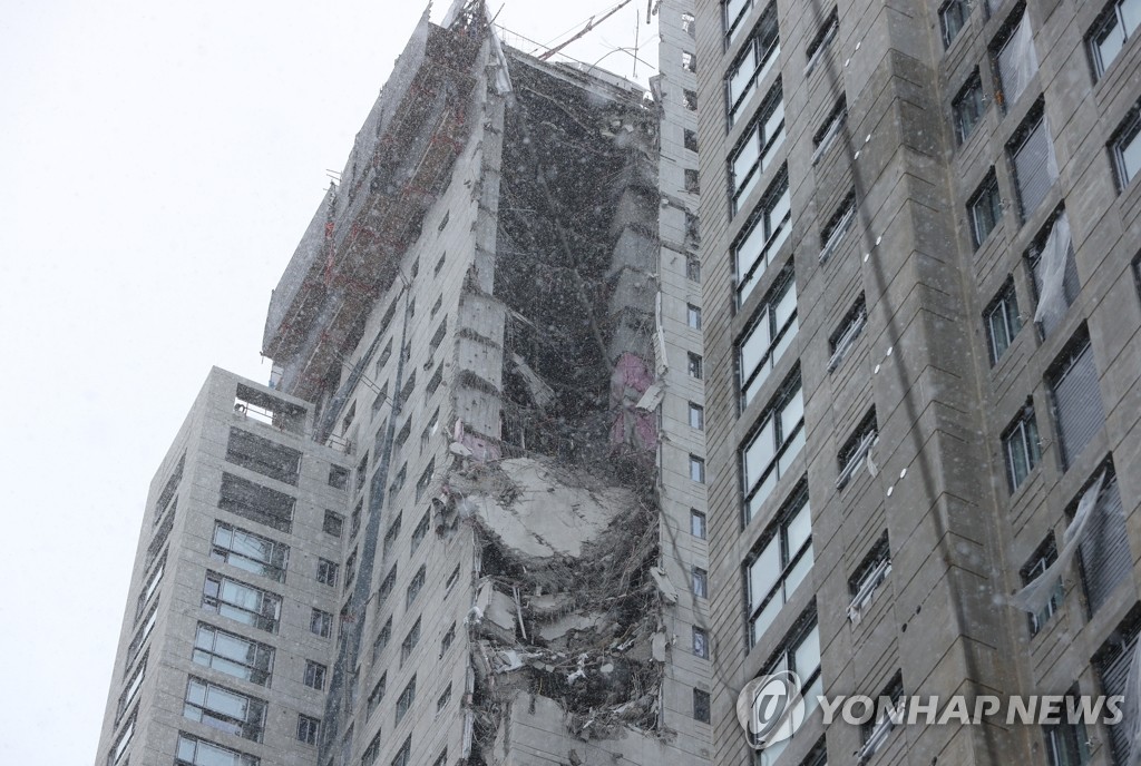 1月11日下午3时46分许，光州广域市西区花亭洞现代IPARK施工现场发生事故，一幢39层公寓外墙坍塌。图为事故现场。 韩联社