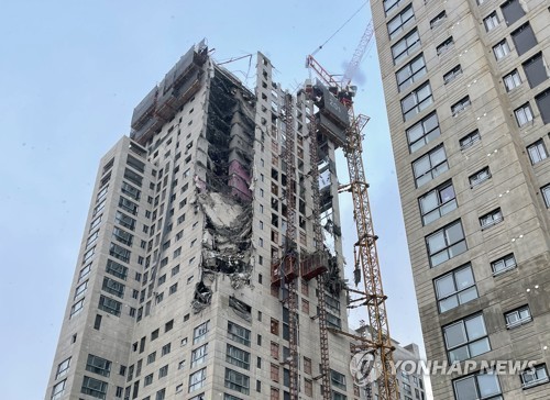 韩光州坍塌楼失踪者搜救工作进入第四天