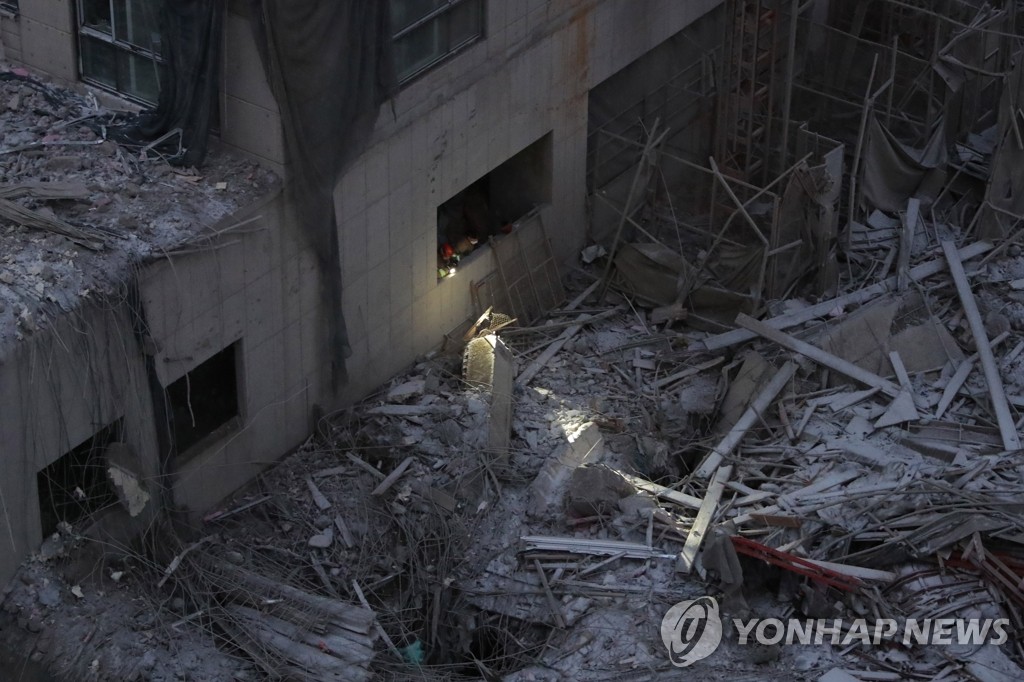 1月11日，在光州，救援人员正搜索失联人员。 韩联社