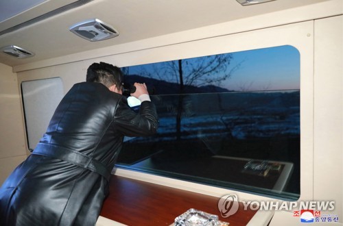 据朝中社1月12日报道，金正恩11日在车上透过望远镜遥望高超音速导弹试射一幕。 韩联社/朝中社（图片仅限韩国国内使用，严禁转载复制）