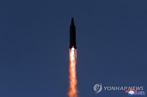 朝中社1月12日报道称，国防科学院11日成功试射高超音速导弹。 韩联社/朝中社（图片仅限韩国国内使用，严禁转载复制）
