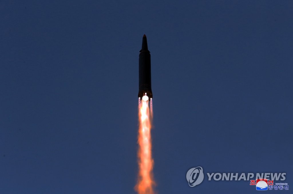 朝中社1月12日报道称，国防科学院11日成功试射高超音速导弹。 韩联社/朝中社（图片仅限韩国国内使用，严禁转载复制）