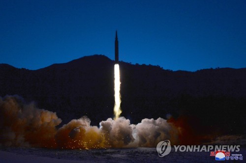 资料图片：朝中社1月12日报道称，朝鲜国防科学院11日成功试射“高超音速导弹”。 韩联社/朝中社（图片仅限韩国国内使用，严禁转载复制）