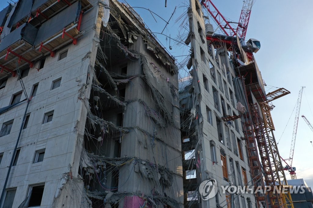 资料图片：11日下午3时46分许，光州市西区现代IPARK新建公寓施工现场发生事故，一幢39层公寓外墙坍塌。 韩联社