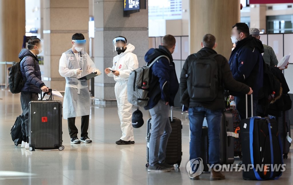 资料图片：1月12日，国际航班旅客抵达仁川国际机场第一航站楼入境大厅。 韩联社
