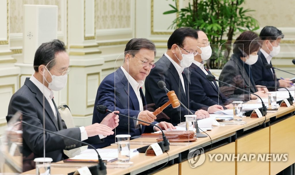 1月13日上午，在青瓦台，韩国总统文在寅（左二）主持召开第一次央地合作会议。 韩联社