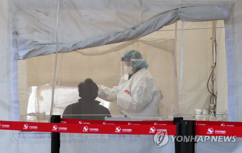 资料图片：市民接受核酸检测。 韩联社