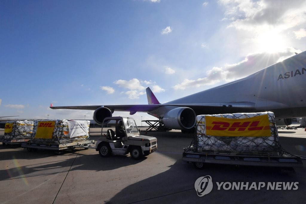 1月13日，在仁川国际机场货运站，工作人员搬运韩国政府向美国辉瑞公司采购的新冠口服药物帕罗维德（Paxlovid）。 韩联社