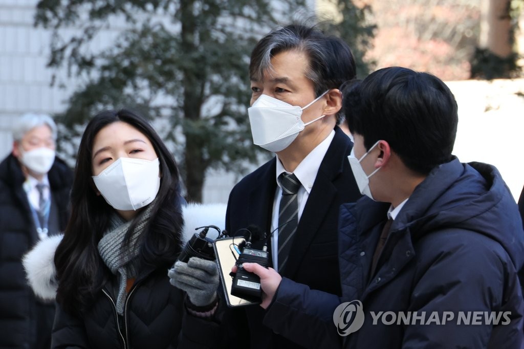 资料图片：1月14日，在首尔市瑞草区首尔中央地方法院，曹国（右二）到庭受审。 韩联社
