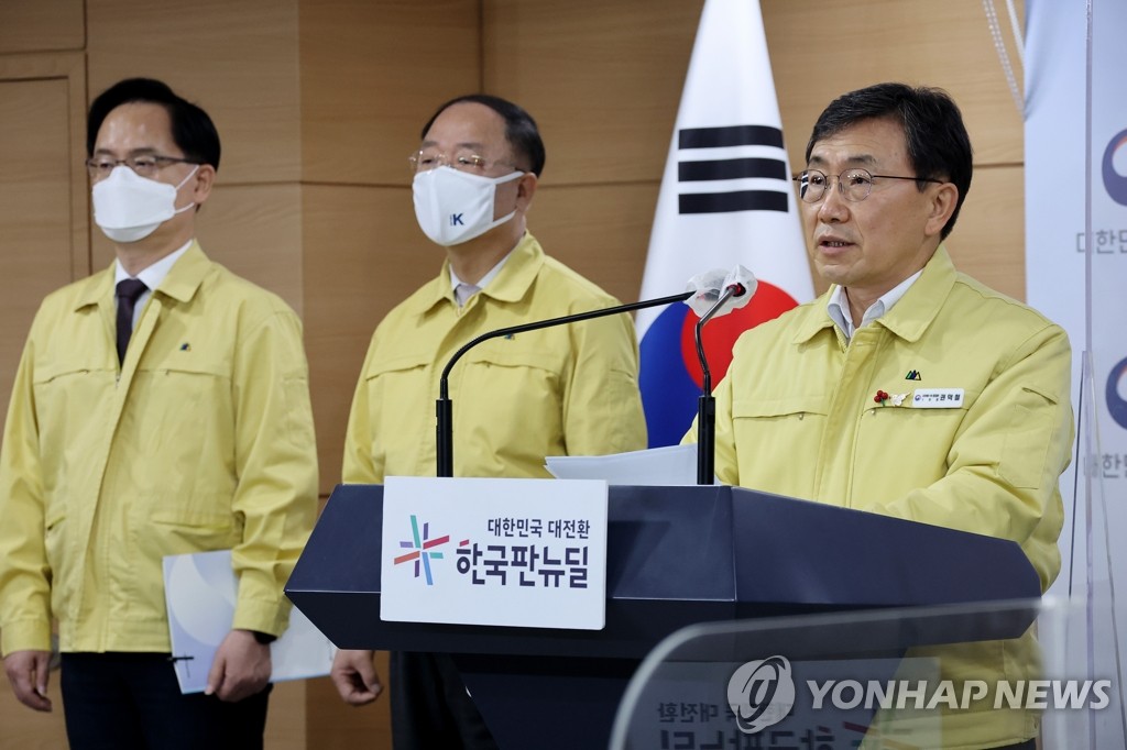 1月14日上午，在韩国中央政府首尔办公大楼，保健福祉部长官权德喆（右一）公布保持社交距离措施调整方案。 韩联社