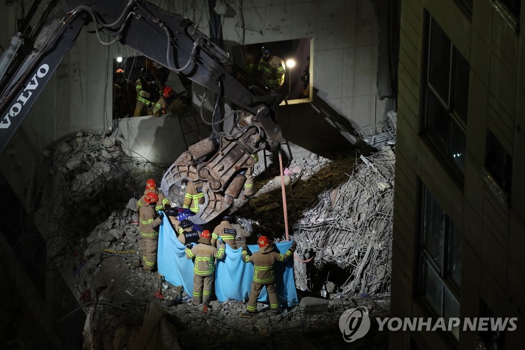 韩光州坍塌楼挖出一名失踪者或已遇难