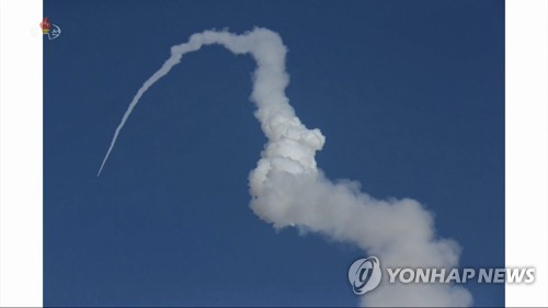 资料图片：朝鲜中央电视台1月15日报道称，朝鲜铁道机动导弹团14日在平安北道实施射击演习。图为朝鲜从铁路列车上向空中发射朝版“伊斯坎德尔”近程弹道导弹（KN-23）。 韩联社/朝鲜中央电视台报道画面（图片仅限韩国国内使用，严禁转载复制）
