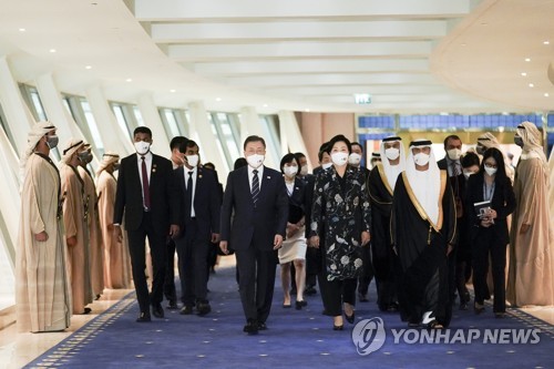 当地时间1月15日，韩国总统文在寅伉俪（居中）抵达阿联酋迪拜，开启中东三国访问之旅。 韩联社