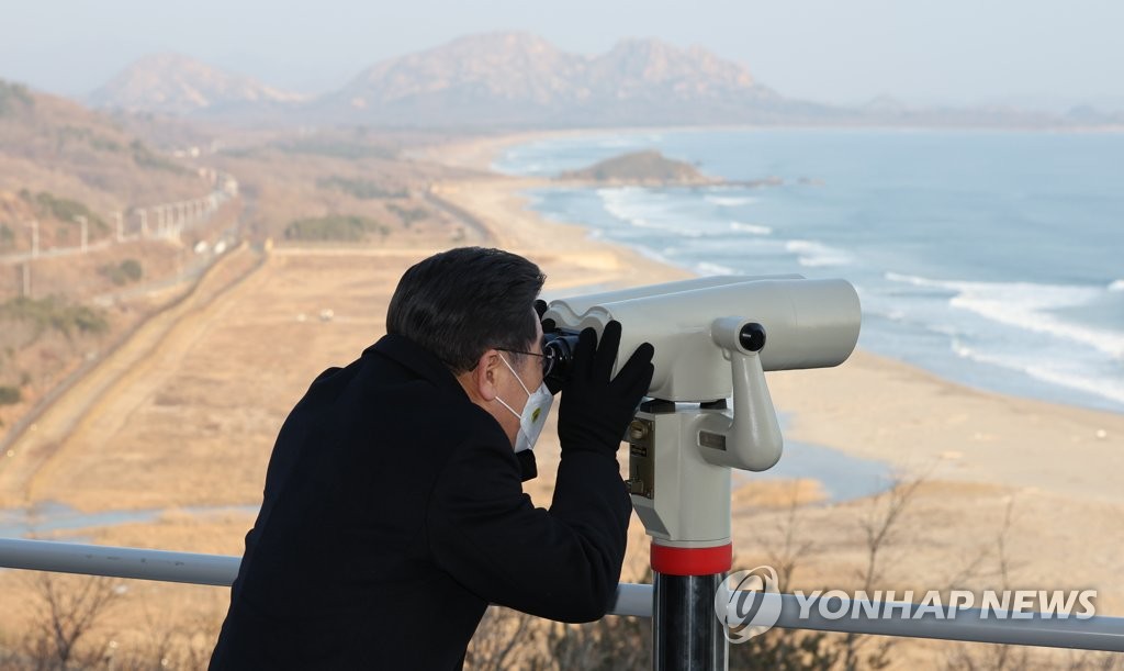 1月16日，在江原道高城统一展望台，李在明用望远镜远眺朝鲜。 韩联社