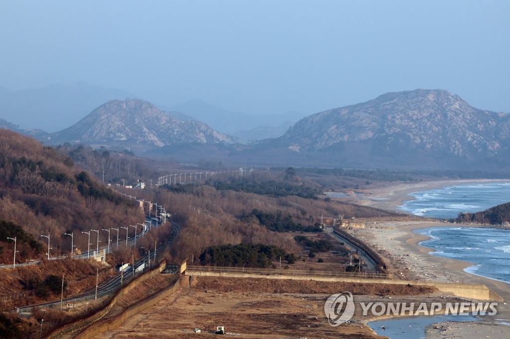 资料图片：从韩国东北部高城统一展望台眺望到的通往金刚山之路和朝鲜景观。 韩联社