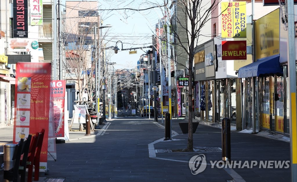 资料图片：1月16日，在位于京畿道平泽市的驻韩美军基地“汉弗莱营”附近的商业街一片冷清。 韩联社