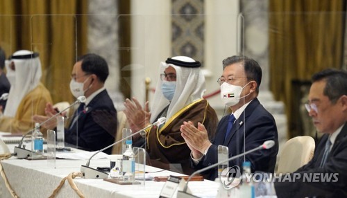 资料图片：当地时间1月16日，在阿联酋迪拜的一家酒店，韩国总统文在寅（右二）出席韩阿联酋氢能合作商务圆桌会议。 韩联社