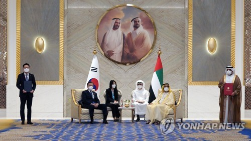 当地时间1月16日，在迪拜世界博览会展馆，韩国总统文在寅（左二）和阿联酋总理兼迪拜酋长穆罕默德·本·拉希德·阿勒·马克图姆（右二）举行会谈并在会上敲定韩国向阿联酋出口“天弓2”中程地对空导弹防御系统。图为签约后双方合影留念。 韩联社