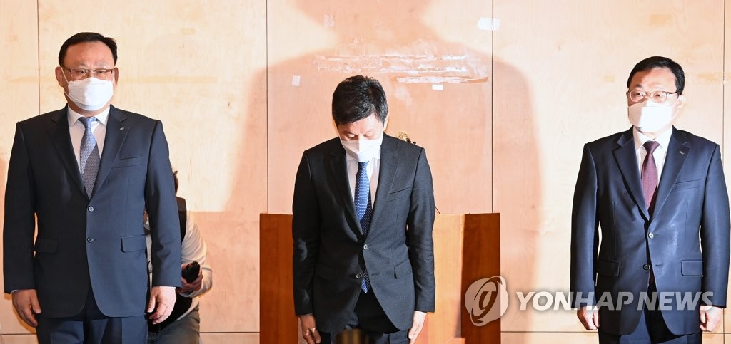 1月17日，在首尔龙山现代产业开发总部，集团会长郑梦奎（居中）对国民致歉。 韩联社/联合采访团