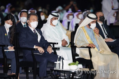 当地时间1月17日，在阿联酋迪拜世界博览会展馆，韩国总统文在寅（第一排左）和阿联酋总理、迪拜酋长穆罕默德·本·拉希德·阿勒·马克图姆（第一排右）出席阿布扎比可持续发展周开幕式暨扎耶德颁奖仪式。 韩联社