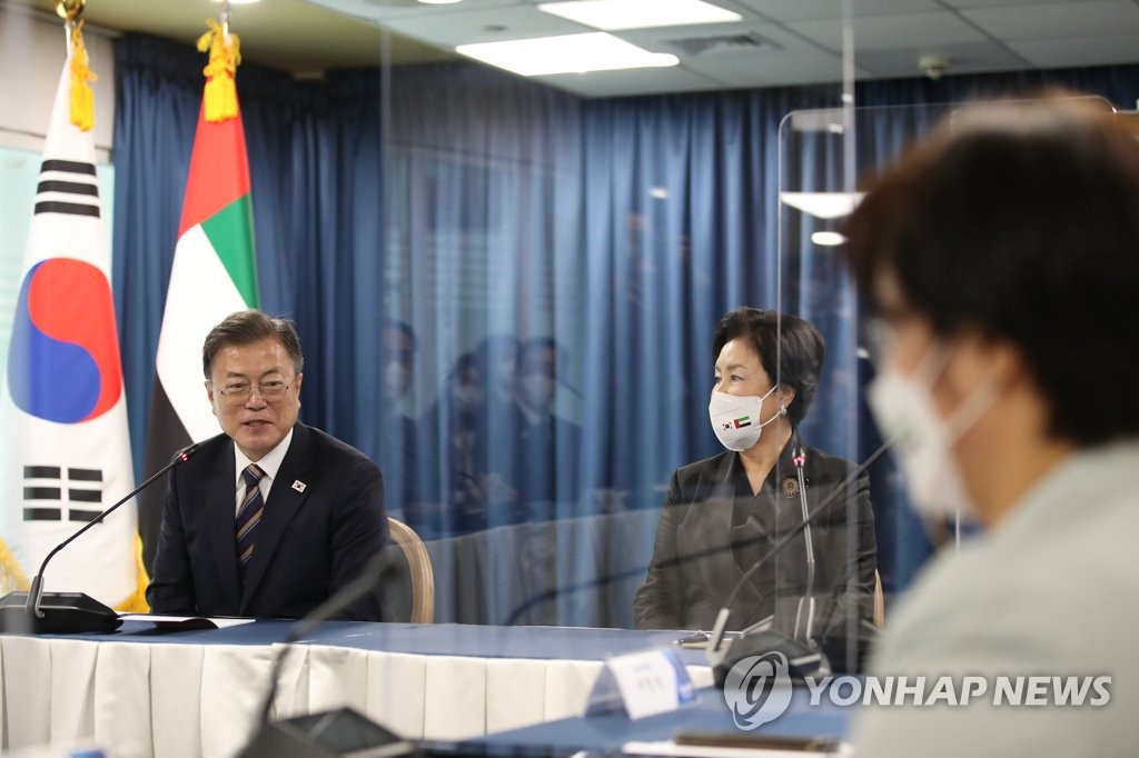 资料图片：当地时间1月17日，在阿联酋，韩国总统文在寅（左一）访问韩国首尔大学医院受托运营的谢赫哈利法专科医院，并与韩国医务人员交谈。 韩联社