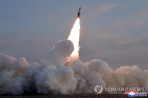 资料图片：1月17日，朝鲜发射被称为朝版“陆军战术导弹系统”的“KN-24”导弹。图片与新闻内容无关。 韩联社/朝中社（图片仅限韩国国内使用，严禁转载复制）