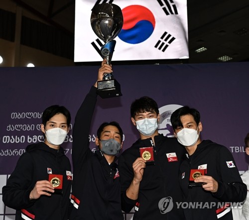 韩国队夺得男子佩剑团体赛冠军