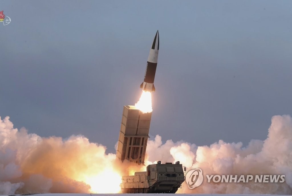 资料图片：朝鲜中央电视台1月18日报道称，按照国防科学院和第二经济委员会等有关机关的计划，朝鲜前一天进行了战术导弹验收试射。据分析，朝鲜此次发射的可能是有朝版“陆军战术导弹系统”之称的“KN-24”导弹。 韩联社/朝鲜央视截图（图片仅限韩国国内使用，严禁转载复制）