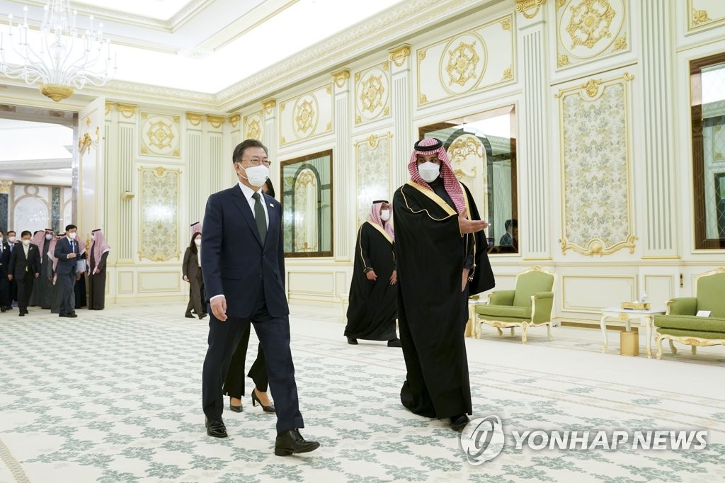 当地时间1月18日，在沙特阿拉伯首都利雅得，韩国总统文在寅（左）与沙特王储穆罕默德·本·萨勒曼走进会场。 韩联社