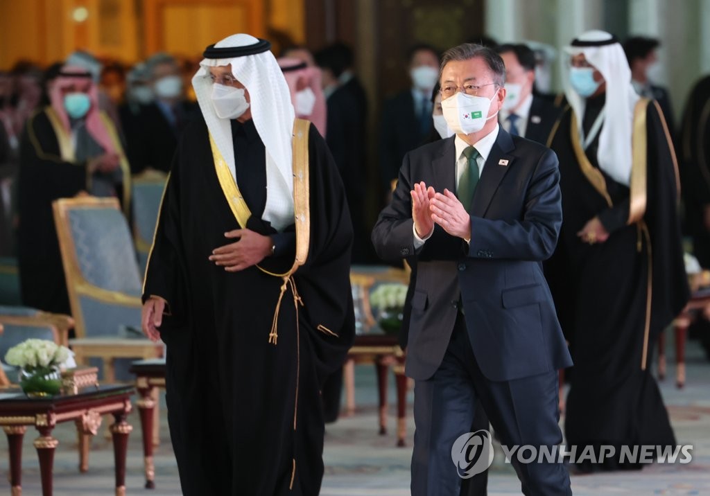 当地时间1月18日，在沙特利雅得的一家酒店，韩国总统文在寅（右）出席“韩-沙特智能创新投资论坛”。 韩联社