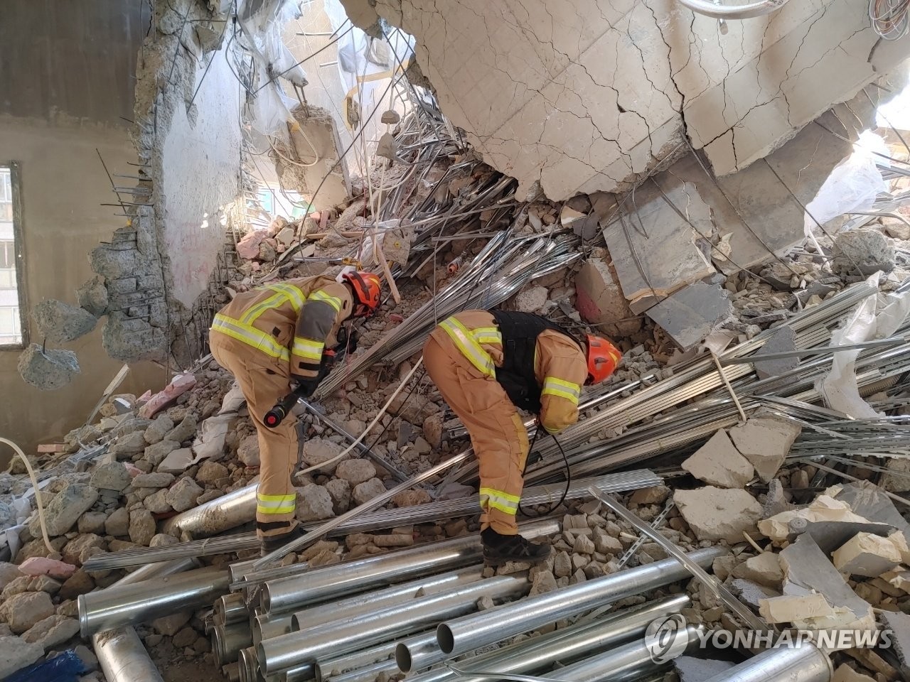 1月18日，在光州市在建楼房坍塌事故现场，消防队员展开搜救工作。 韩联社/消防厅供图（图片严禁转载复制）