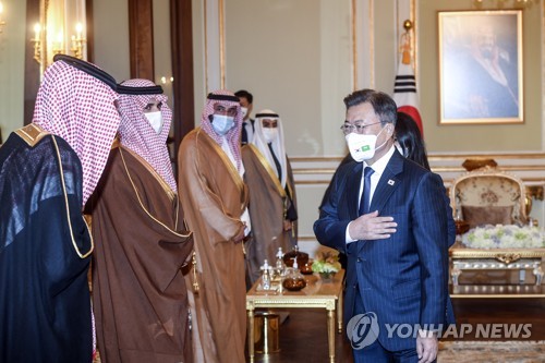 当地时间1月19日，在沙特阿拉伯首都利雅得，韩国总统文在寅（右一）接见海湾阿拉伯国家合作委员会（GCC）秘书长纳伊夫·本·哈吉拉夫一行。 韩联社