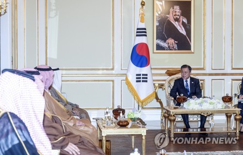 当地时间1月19日，在沙特阿拉伯首都利雅得，韩国总统文在寅（右一）接见海湾阿拉伯国家合作委员会（GCC）秘书长纳伊夫·本·哈吉拉夫。 韩联社