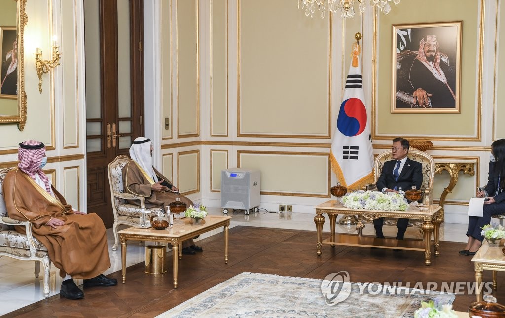 当地时间1月19日，在沙特阿拉伯首都利雅得，韩国总统文在寅（右一）接见海湾阿拉伯国家合作委员会（GCC）秘书长纳伊夫·本·哈吉拉夫一行。 韩联社