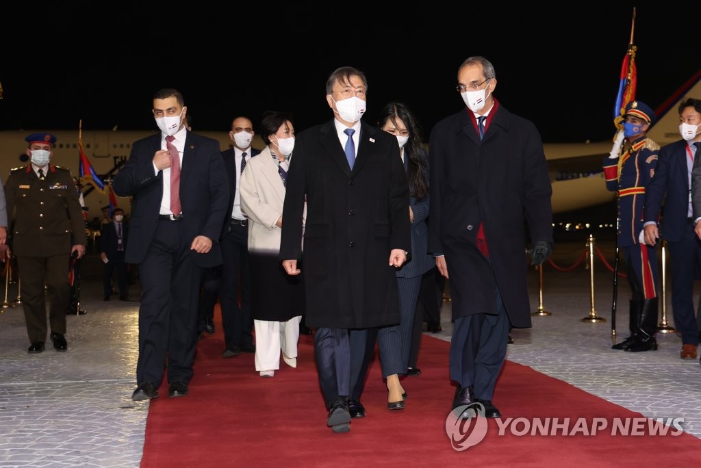 当地时间1月19日，韩国总统文在寅（右二）抵达埃及开罗国际机场，开始对埃及进行正式访问。图为文在寅与前来迎接的埃方人士寒暄。 韩联社