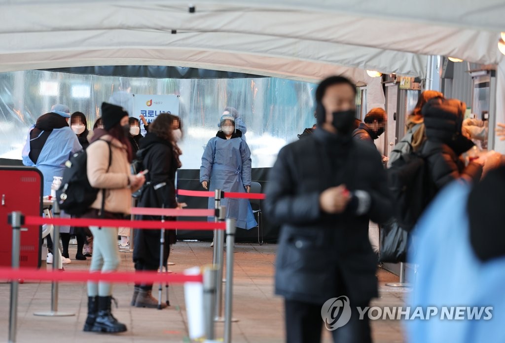 资料图片：市民排队待检。 韩联社