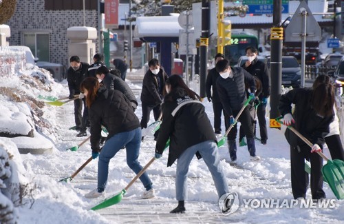 韩东部三陟市开展除雪工作