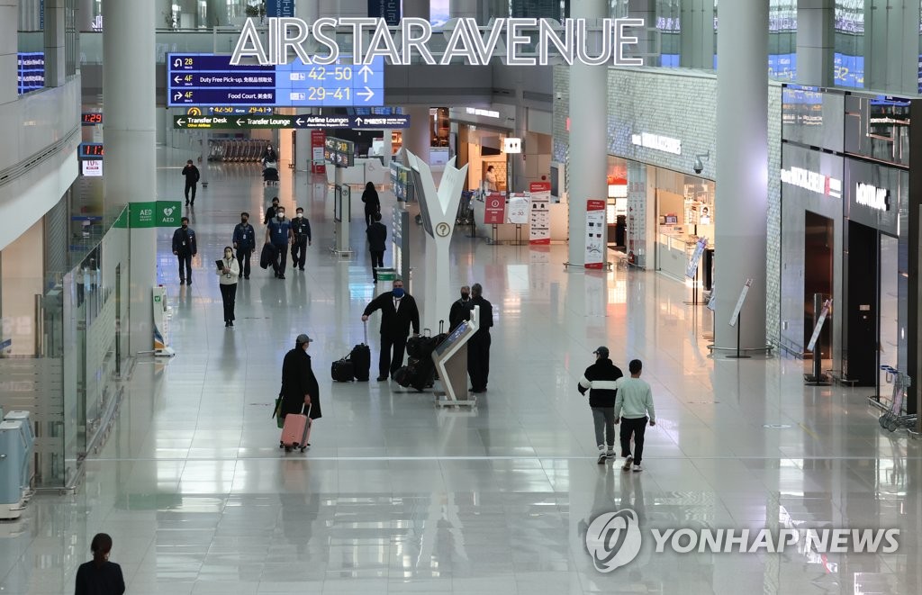 资料图片：冷清的仁川机场第一航站楼免税店 韩联社