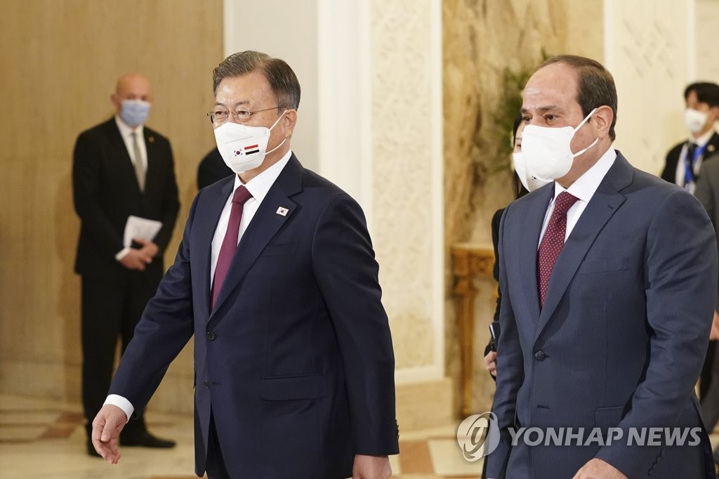 当地时间1月20日，在埃及开罗的总统府，韩国总统文在寅（左）与埃及总统阿卜杜勒·法塔赫·塞西步入会场。 韩联社
