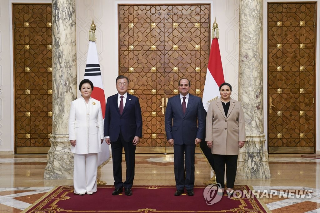 当地时间1月20日，在埃及首都开罗，韩国总统文在寅（左二）夫妇与埃及总统阿卜杜勒·法塔赫·塞西（右二）夫妇合影。 韩联社