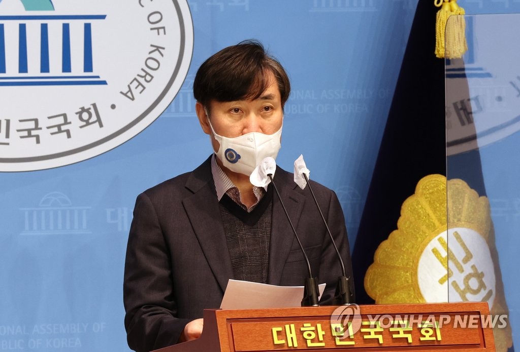 1月21日下午，在首尔市汝矣岛的国会，河泰庆召开新闻发布会披露朝鲜党中央政治局会议、核导动向等国家情报院报告内容。