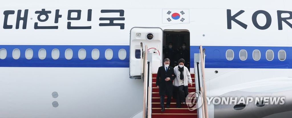 1月22日，在京畿道城南首尔机场，韩国总统文在寅（左）和夫人金正淑结束对阿联酋、沙特阿拉伯和埃及三国的访问飞抵韩国。 韩联社